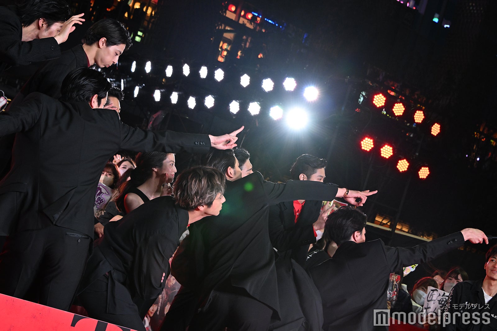 自撮りをするキャスト陣／東京リベンジャーズ2 血のハロウィン編 -運命-／-決戦-」プレミアムナイト レッドカーペットイベント（C）モデルプレス