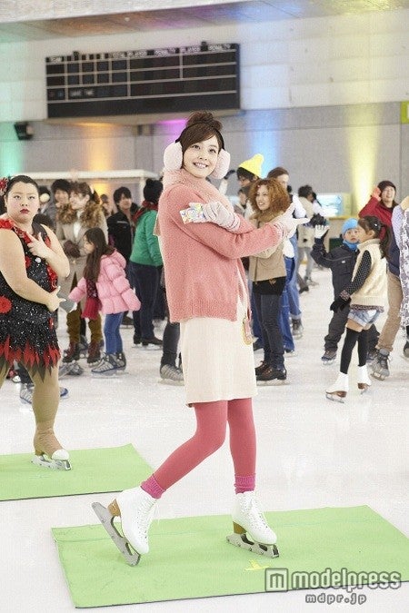 （左から）渡辺直美、佐々木希／新CMオフショットより