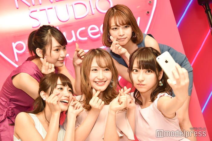(前列左から)黒木ひかり、伊藤愛真、十味(後列左から)御寺ゆき、早瀬あや (C)モデルプレス