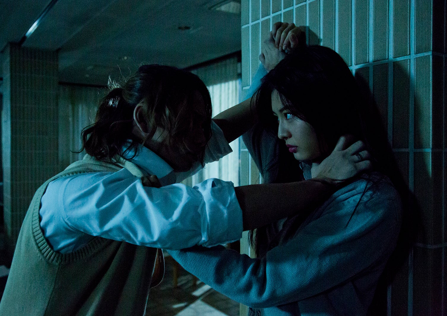 左から：池田純矢、古畑星夏（C）2017「人狼ゲーム ラヴァーズ」製作委員会