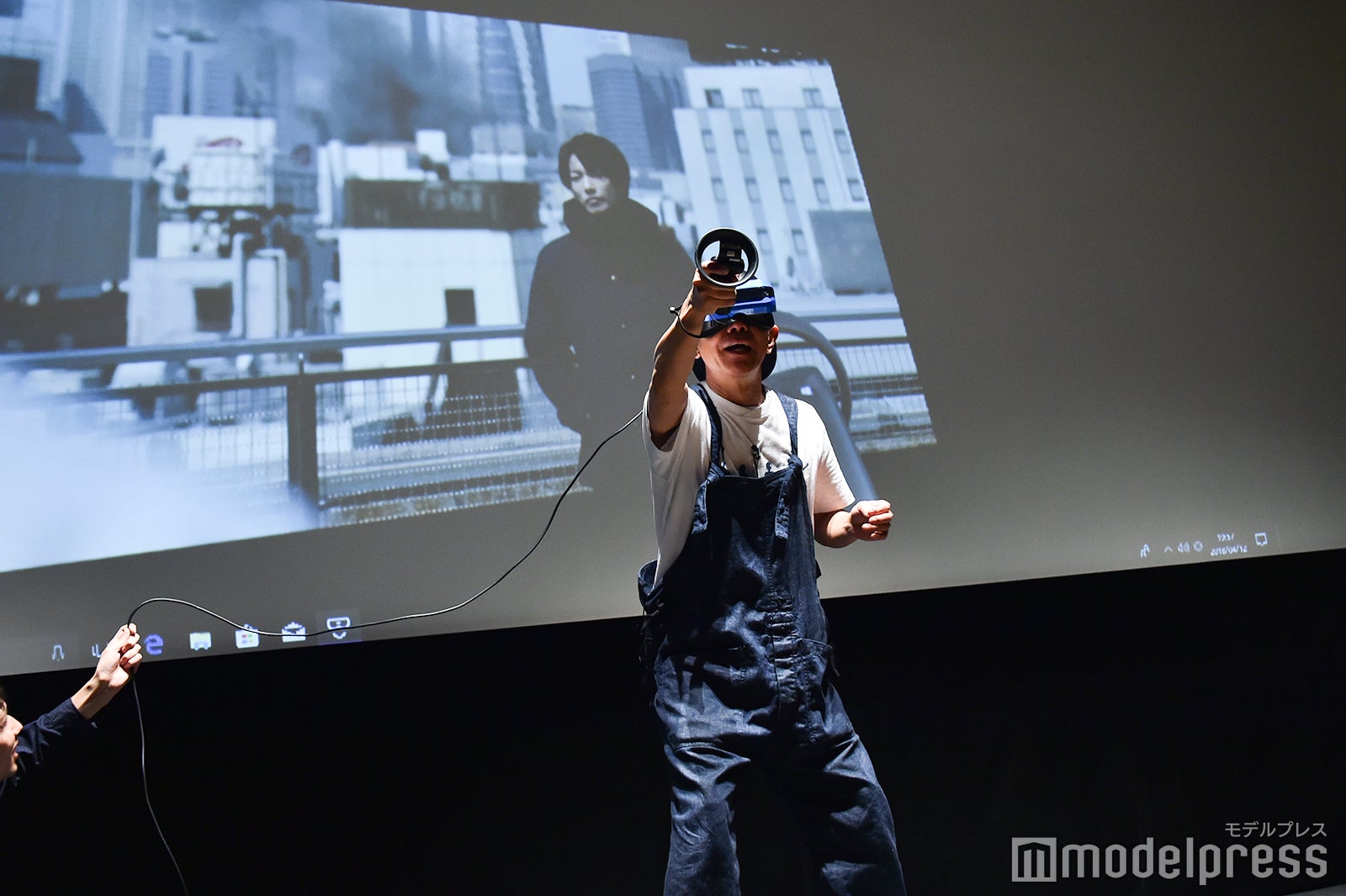 VRで佐藤健と戦う木梨憲武 （C）モデルプレス