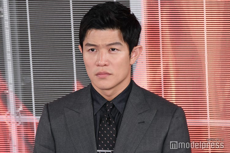 画像6 7 メイちゃんの執事 再会が話題 鈴木亮平 みるく様 吉川愛にひざまずく2ショット公開 素敵な大人になられました モデルプレス