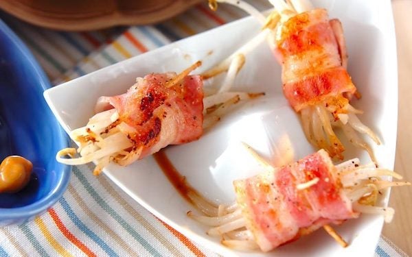 お弁当のおかずにもピッタリ！　簡単に作れるモヤシのベーコン巻き
