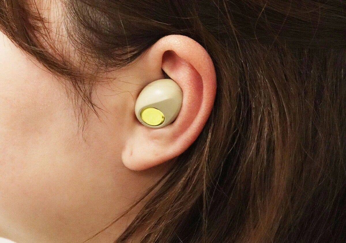 ダイソー 完全ワイヤレスイヤホン(ベージュ×ゴールドカラー) 使用例 ダイソー 完全ワイヤレスイヤホン(ベージュ×ゴールドカラー) 使用例