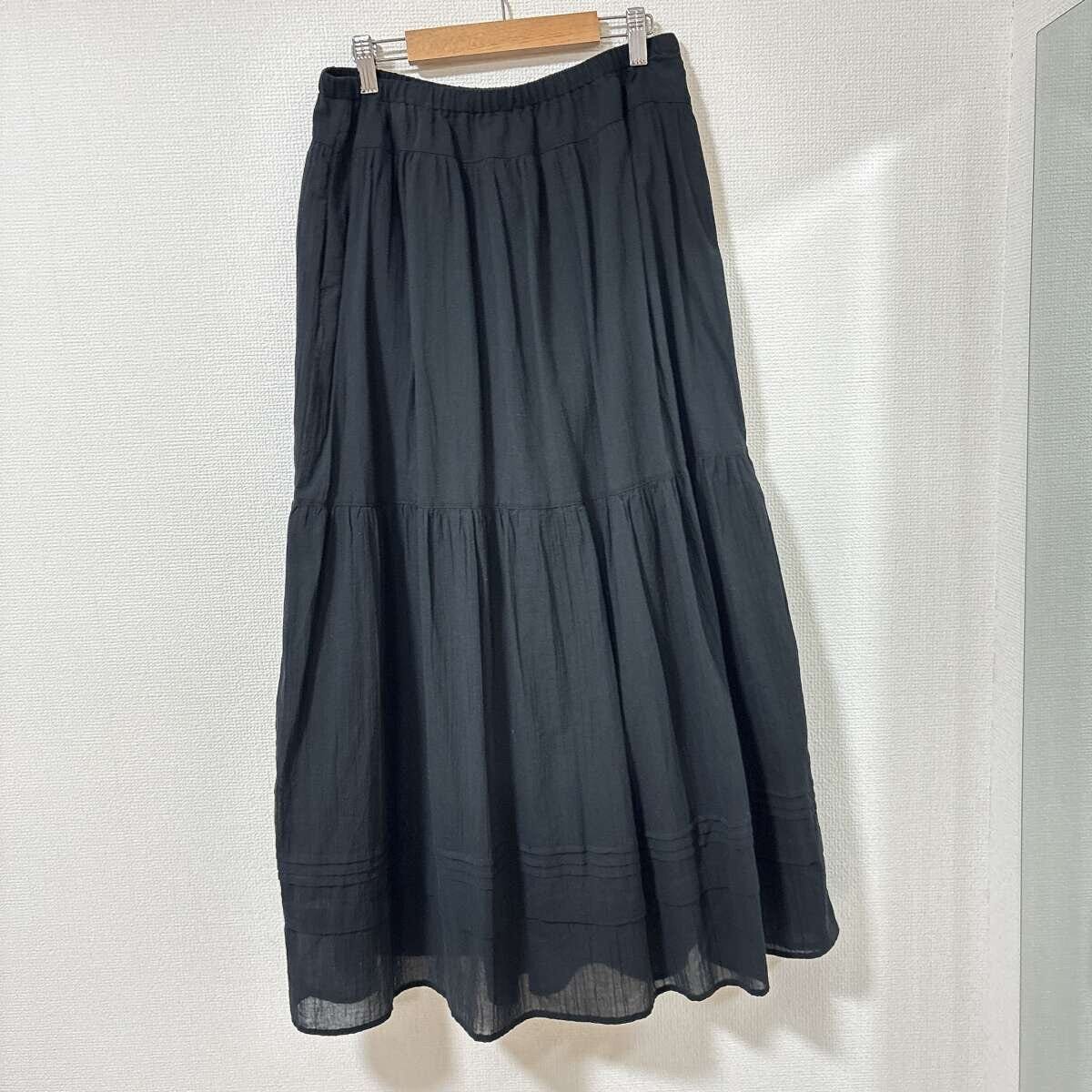 ユニクロ　ティアードマキシスカート　ブラック　後ろ姿　シルエット