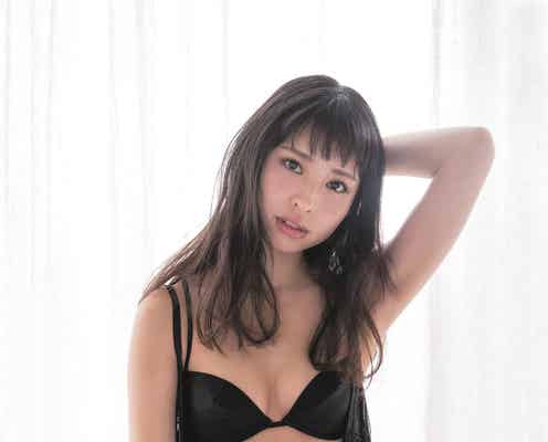 “魅惑のヒップ”沖口優奈、黒ビキニで魅了 大人のグラビア初体験