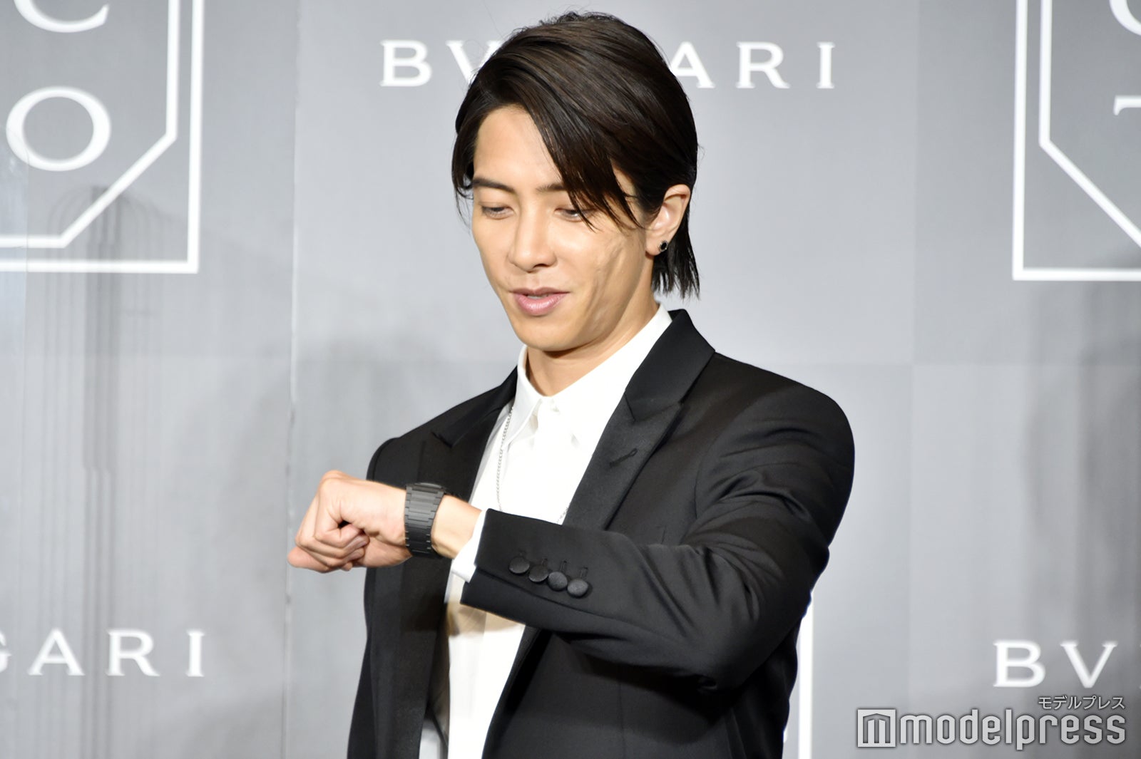 誕生日プレゼントに感激する山下智久（C）モデルプレス