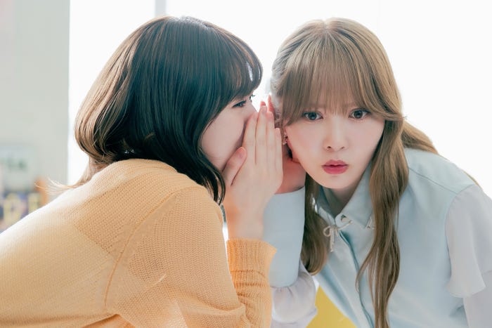 優希美青、加藤史帆(C)「彩香ちゃんは弘子先輩に恋してる 2nd Stage」製作委員会・MBS/第1話より