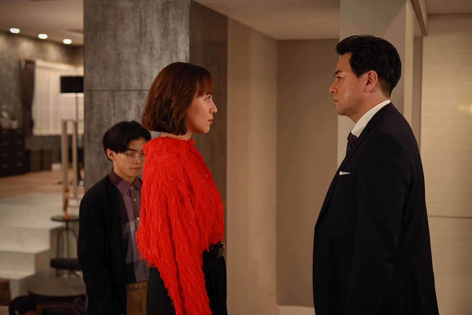 柴崎楓雅、比嘉愛未、鈴木浩介「スカイキャッスル」第3話より（C）テレビ朝日