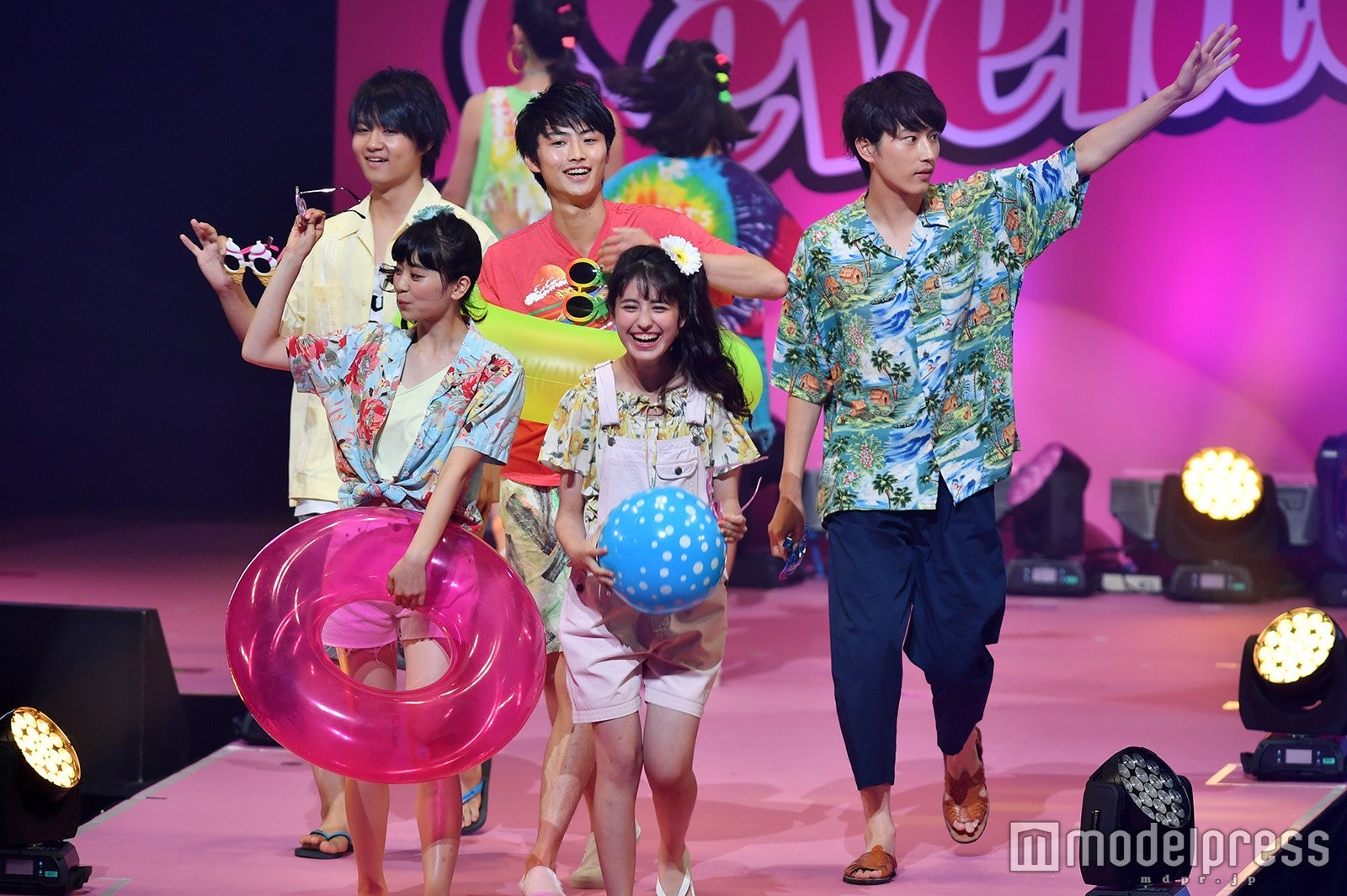 中川大志＆北村匠海（DISH//）の“with T”がカッコよすぎる！松岡花佳と披露＜Seventeen 夏の学園祭2017＞ - モデルプレス