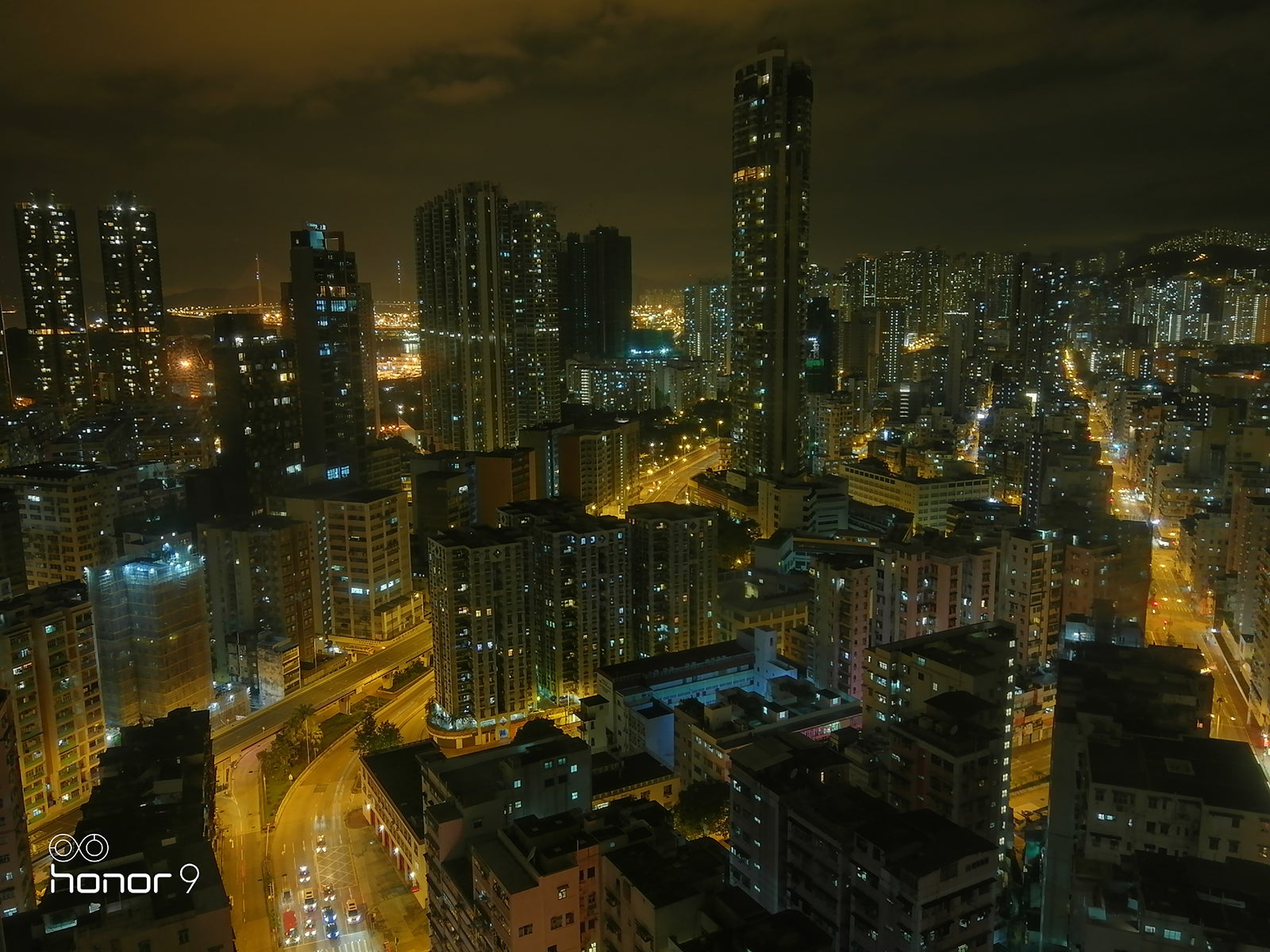 少ない光を取り込み建物をくっきり再現する「honor 9」（提供画像）