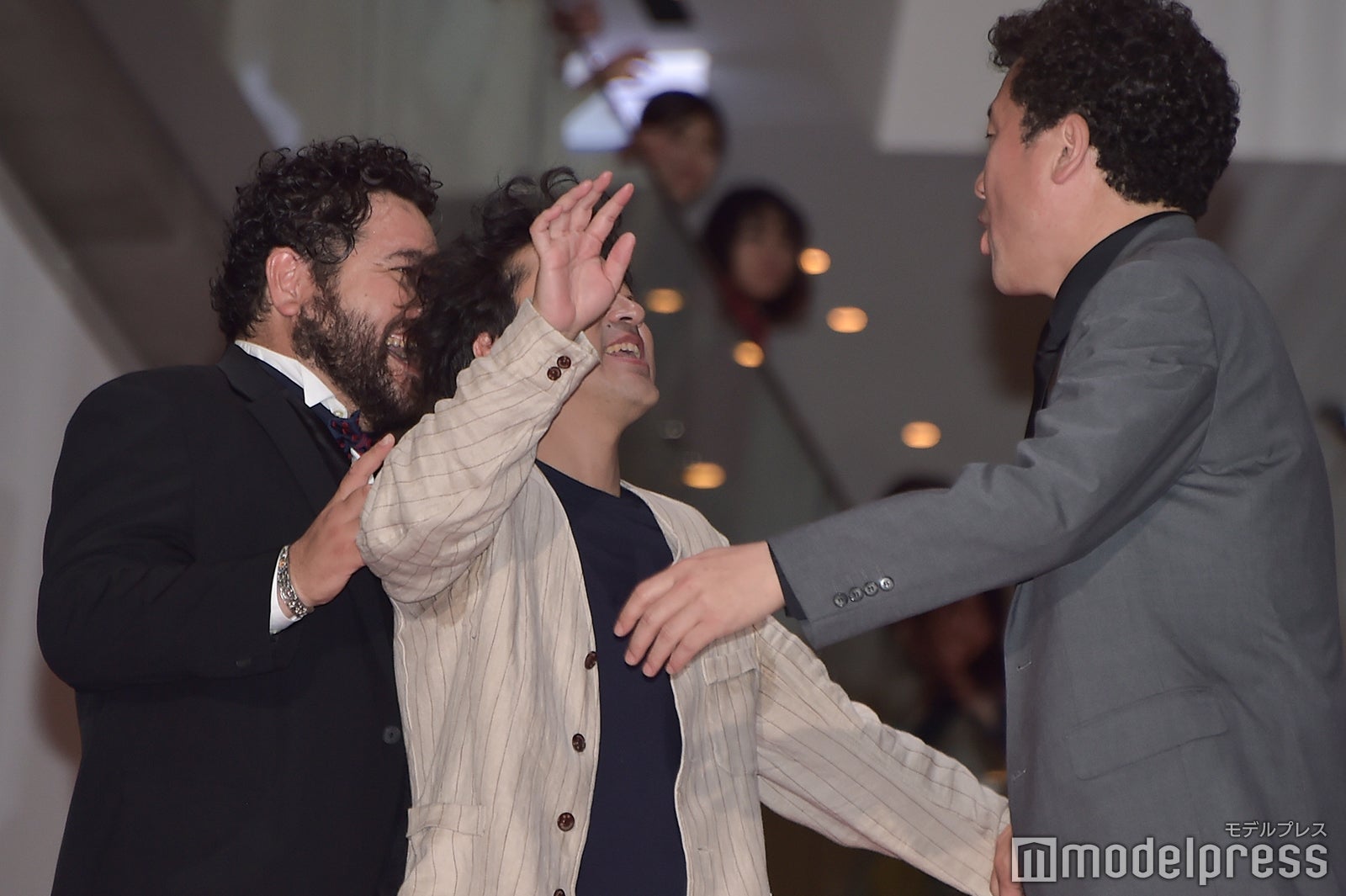 長すぎて強制連行？ （C）モデルプレス