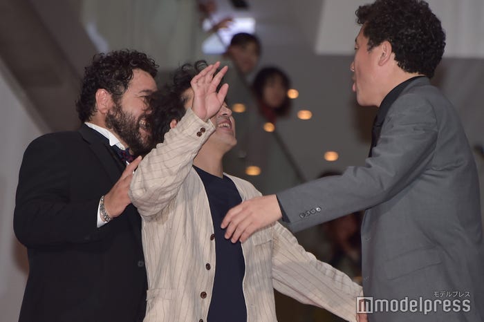 長すぎて強制連行? (C)モデルプレス