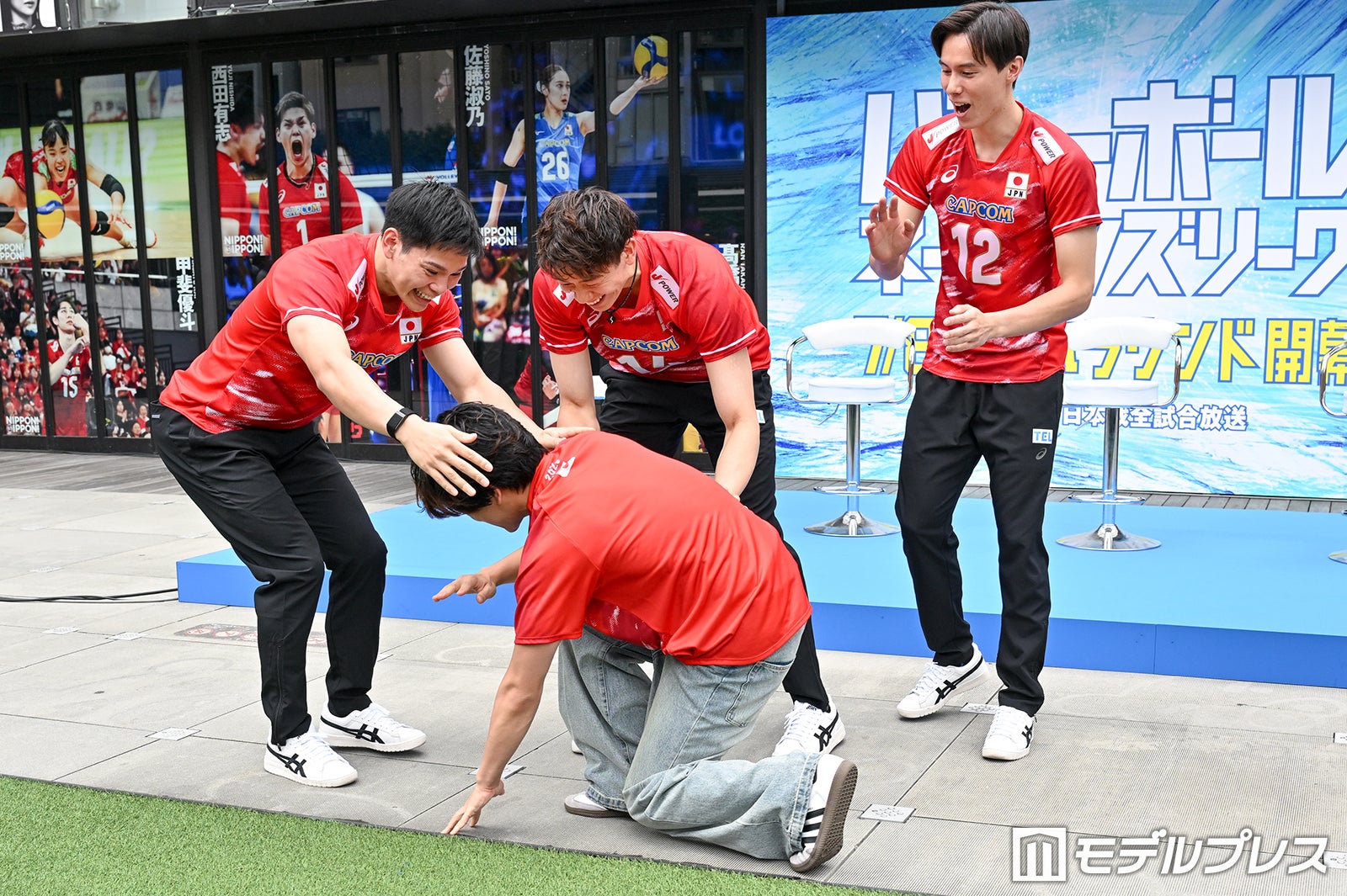 石川祐希選手の強烈スパイク直撃で助けられる原嘉孝（C）モデルプレス