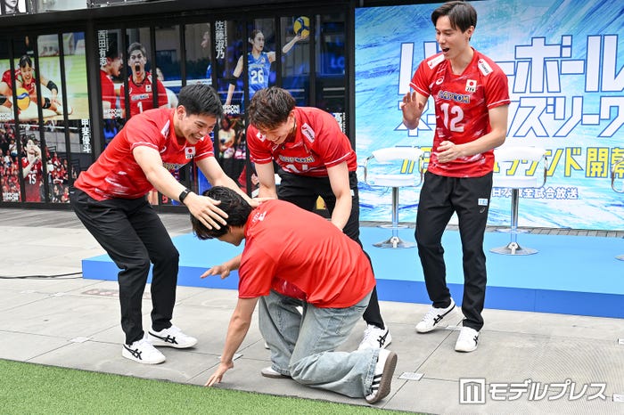 石川祐希選手の強烈スパイク直撃で助けられる原嘉孝(C)モデルプレス