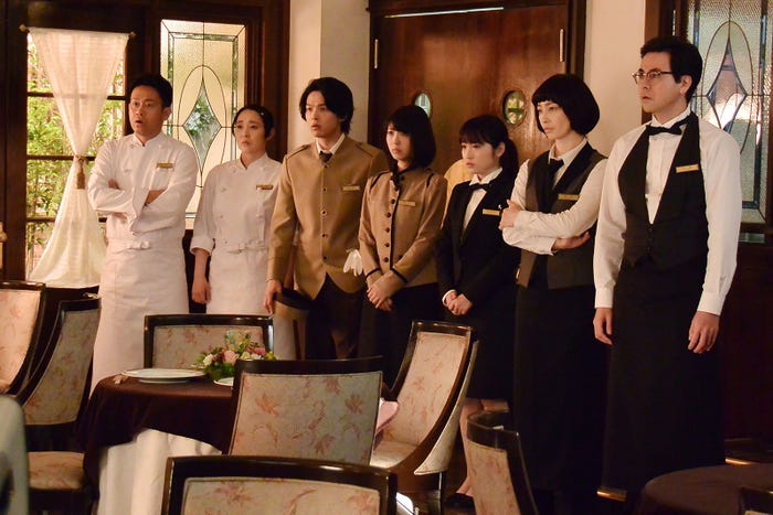 宮川大輔、西尾まり、中村倫也、浜辺美波、川栄李奈、りょう、鈴木浩介/「崖っぷちホテル!」第7話より(C)日本テレビ