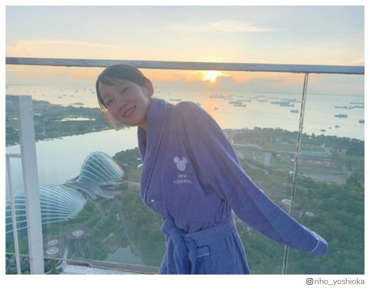 吉岡里帆、シンガポールでのプライベートショットに「バスローブ姿可愛すぎる」「プールで泳ぐ姿素敵」の声