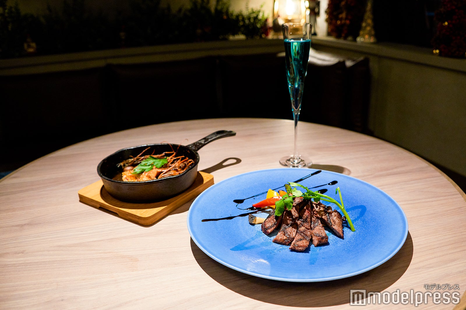 A4/A5ランクの和牛フィレステーキ 2,100円、プリッと熱々の大ぶり海老アヒージョ 610円、青いシャンパン 640円 （C）モデルプレス