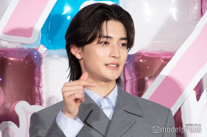 指ハートを決める高橋文哉(C)モデルプレス