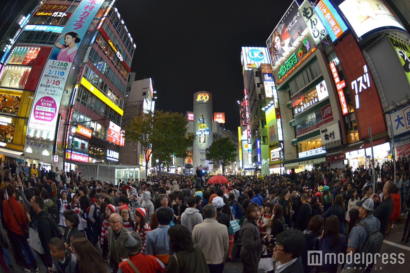 歩行者天国に人が溢れる （C）モデルプレス