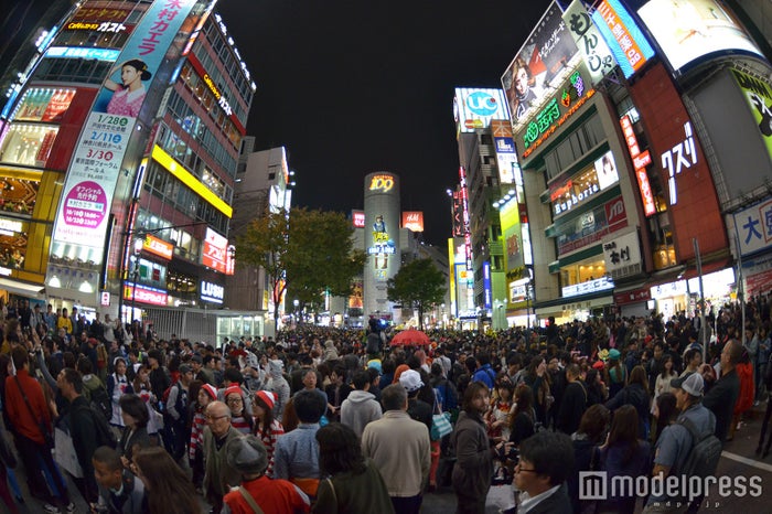ハロウィン 渋谷に 歩行者天国 出現 コス集団大殺到で通行規制 モデルプレス