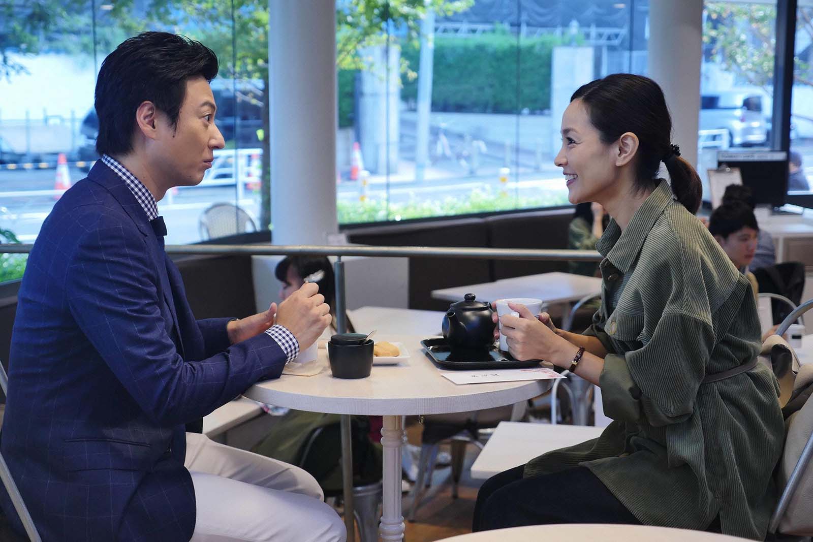 （左から）忍成修吾、国仲涼子（C）フジテレビ