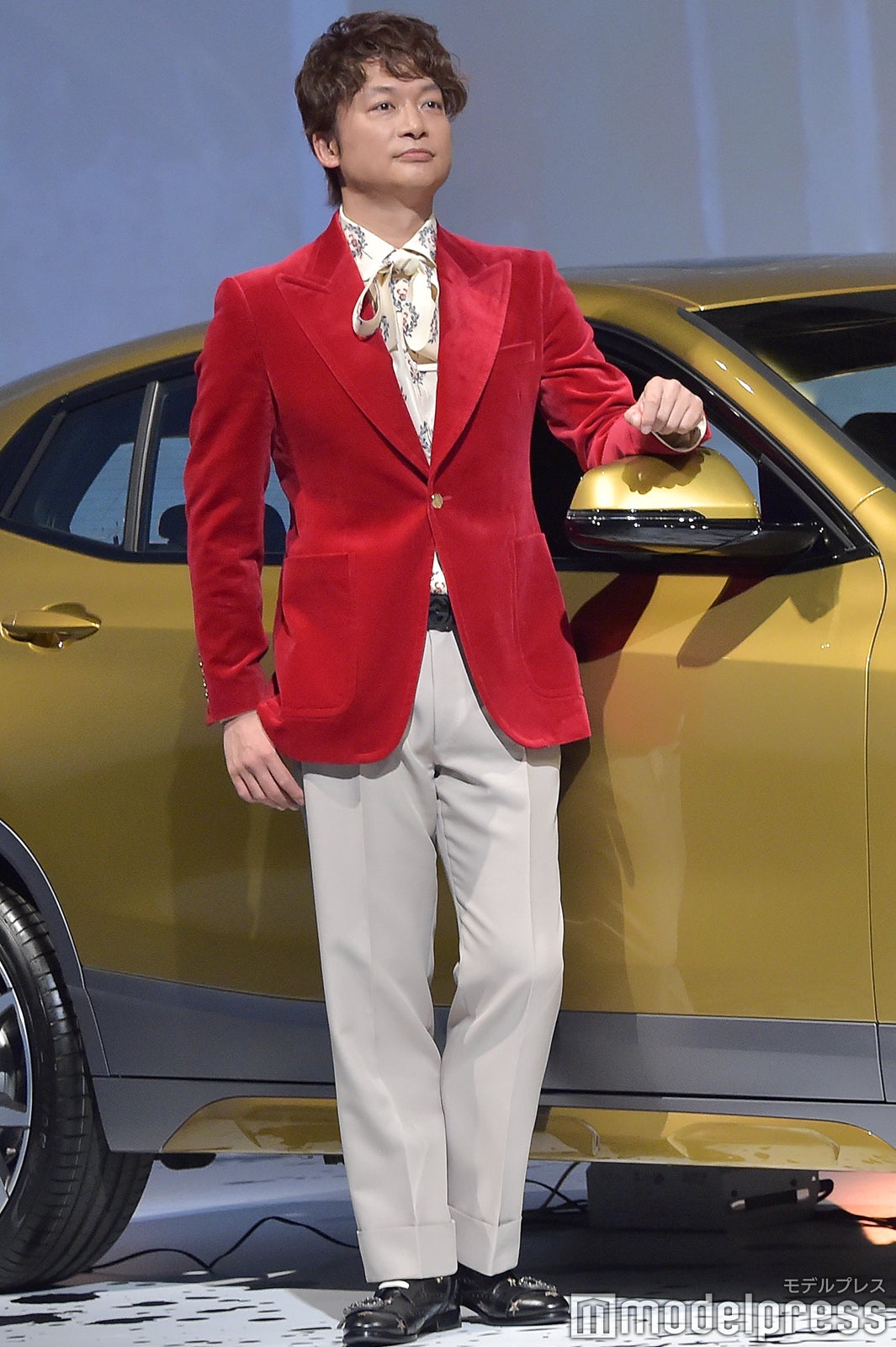 赤のベルベットジャケットにリボンタイブラウスを合わせてフォーマルな装い ／香取慎吾（C）モデルプレス