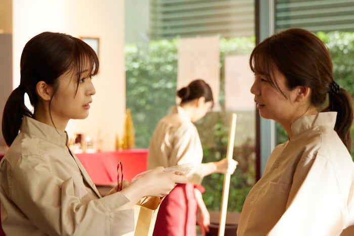 (左)長濱ねる「ウソ婚」より第1話(C)カンテレ/ジェイ・ストーム