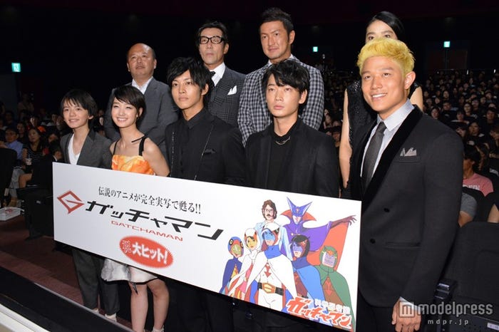 (上段左から)佐藤東弥監督、岸谷五朗、中村獅童、初音映莉子、(下段左から)濱田龍臣、剛力彩芽、松坂桃李、綾野剛、鈴木亮平