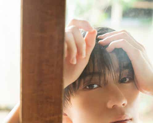 木津つばさ、アンニュイな表情で魅了