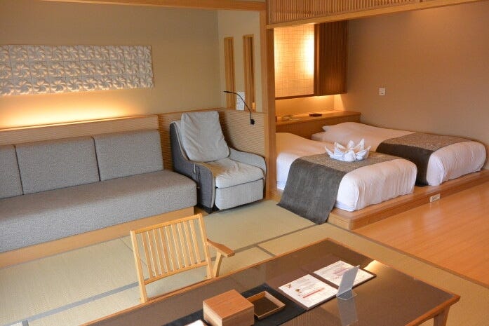 湖を一望しながらゆったり過ごせる「別館　和洋室タイプ」