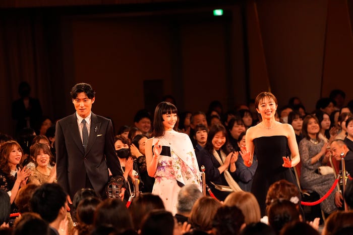 松谷鷹也、見上愛、森田望智(C)日本アカデミー協会