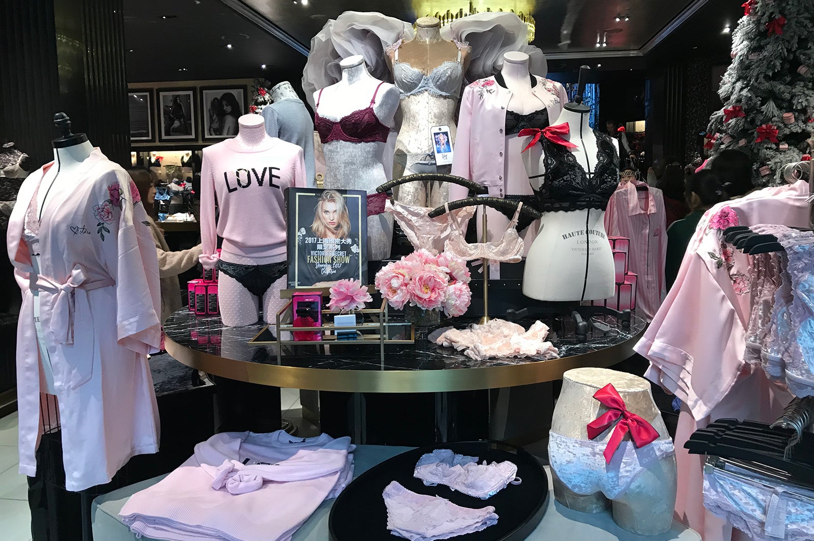 入り口すぐには上海ショー限定グッズが