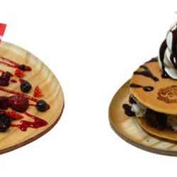 ラスムスの大好物のパンケーキ（各税込780円）、左から「ミックス ベリー アンド ソフトクリーム パンケーキ」「チョコレートナッツ アンド ソフトクリーム パンケーキ」／画像提供：RKホールディングス