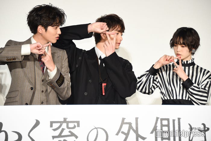 “さんかくポーズ”を確認し合う志尊淳、岡田将生、平手友梨奈 (C)モデルプレス