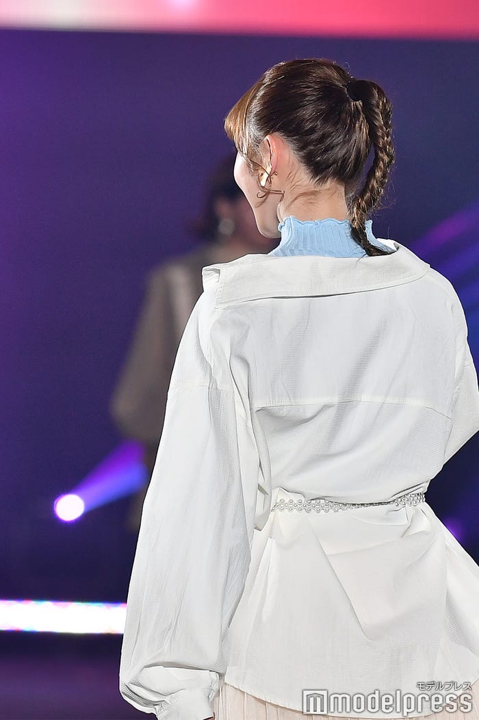 「SDGs推進 TGC しずおか 2020 by TOKYO GIRLS COLLECTION」のステージ上の加藤史帆(C)モデルプレス