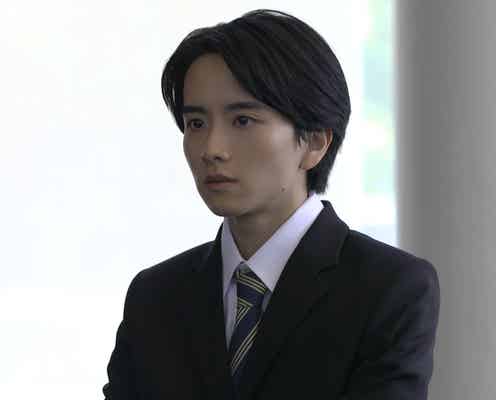 板垣李光人、黒髪&スーツ姿で「スカッとジャパン」出演 母と息子の感動の実話を再現