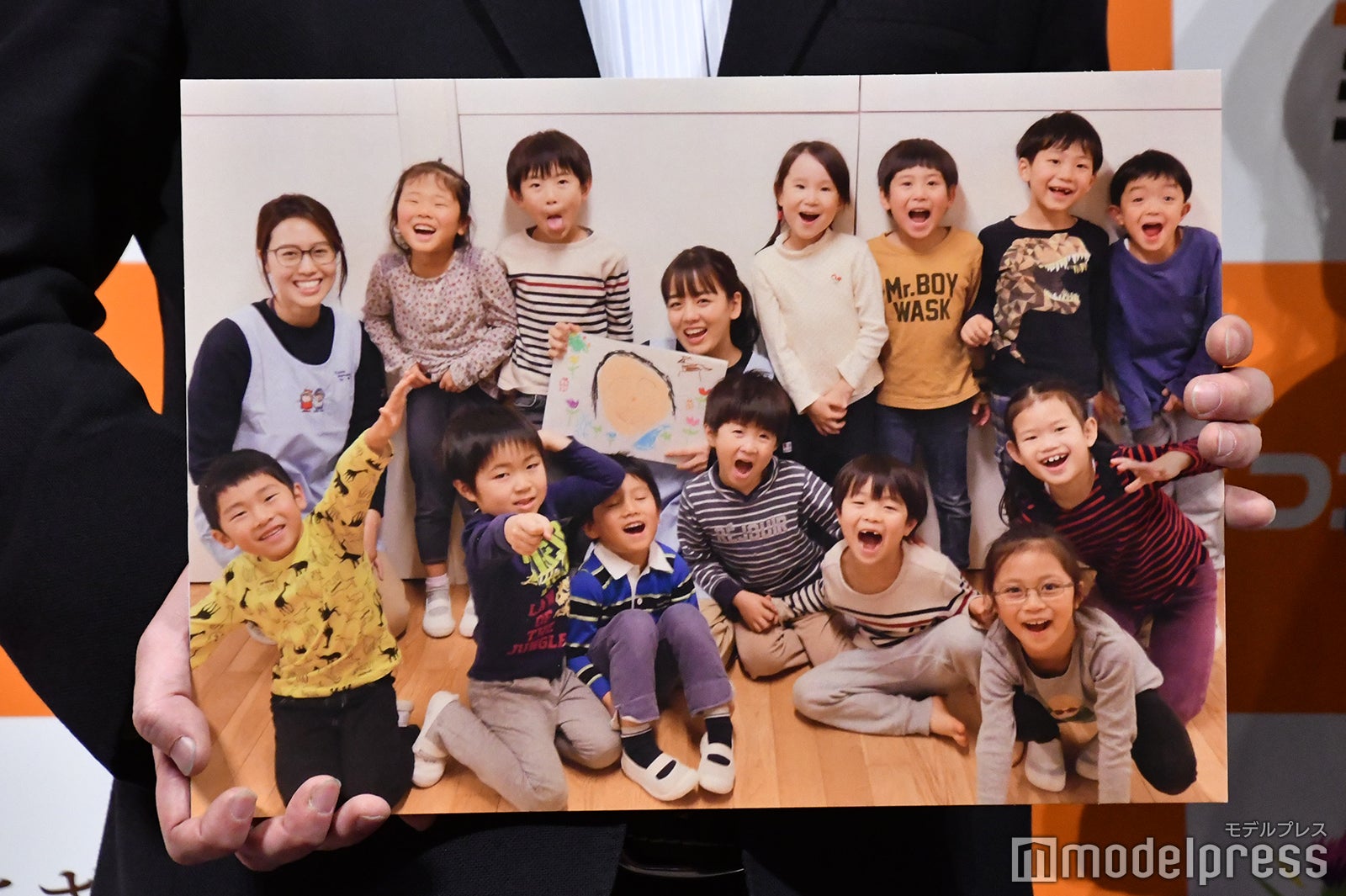 伊原六花と子どもたち（C）モデルプレス