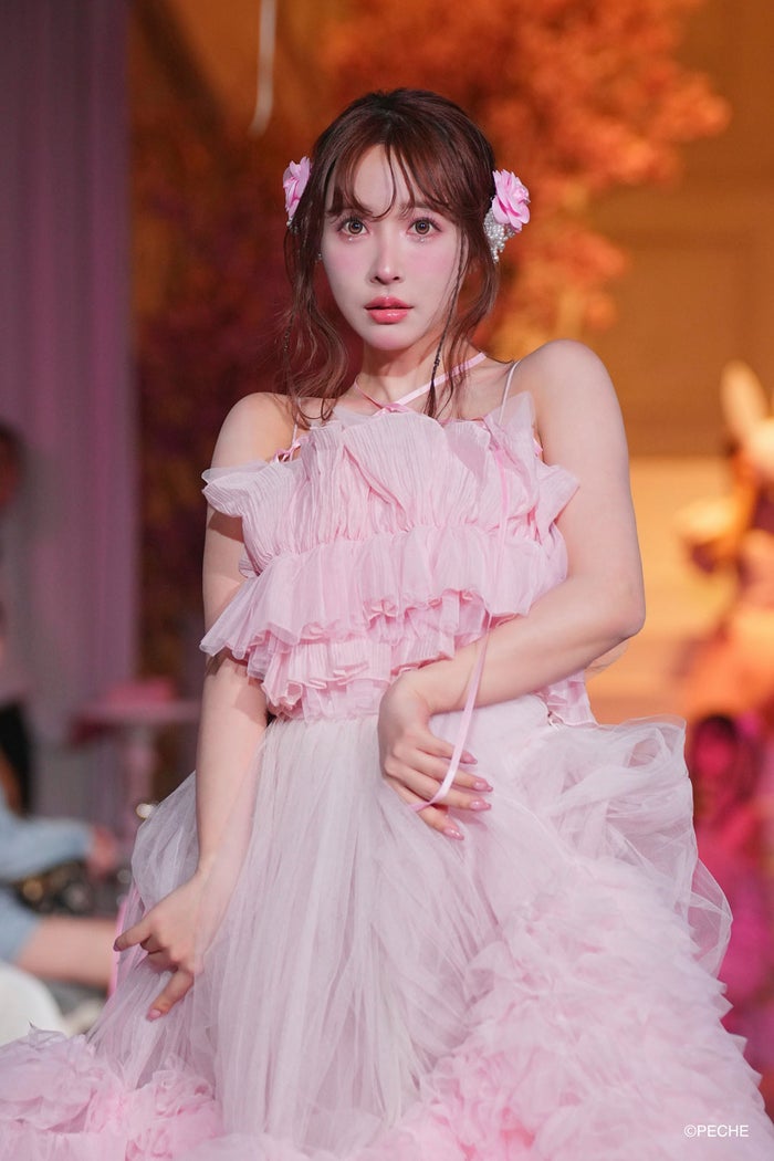 三上悠亜、美デコルテ輝く フリルボリュームワンピ姿に釘付け＜PECHE_party＞