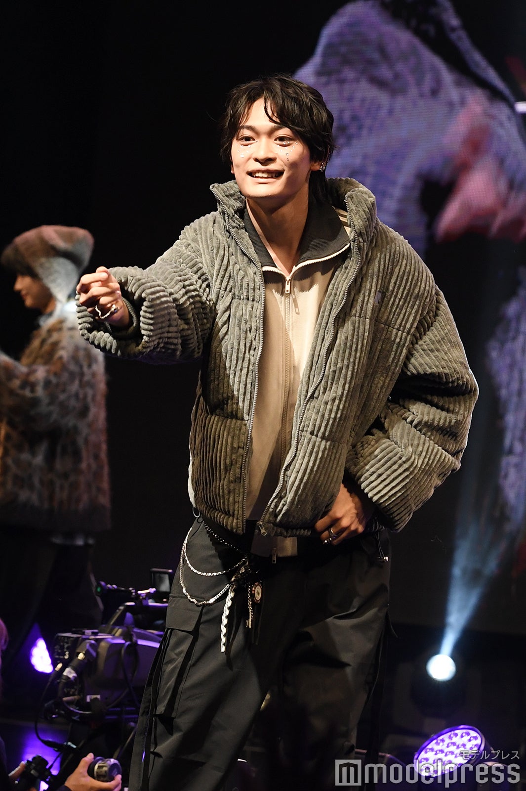 「今日好き」黒木聖那、ぬいぐるみを客席へ＆お手振り…ファンサに歓声「イケメン」「羨ましい」【学生ランウェイ】