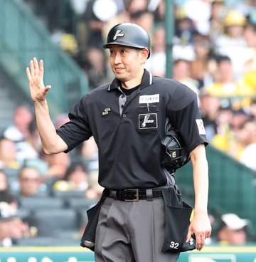 球審のヘルメット着用をNPBが指示「安全のために速やかに着用しましょうと」と福家審判員 16日の試合で球審がバット直撃で負傷