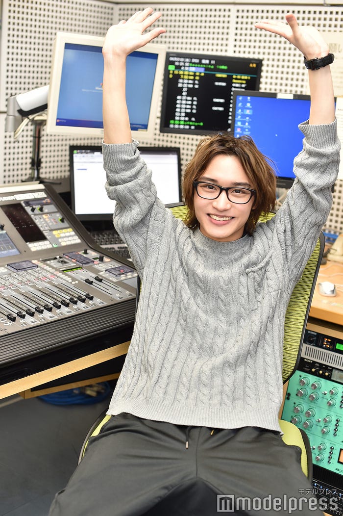 ディレクター席に座って初収録の喜びを表現/松岡広大 (C)モデルプレス