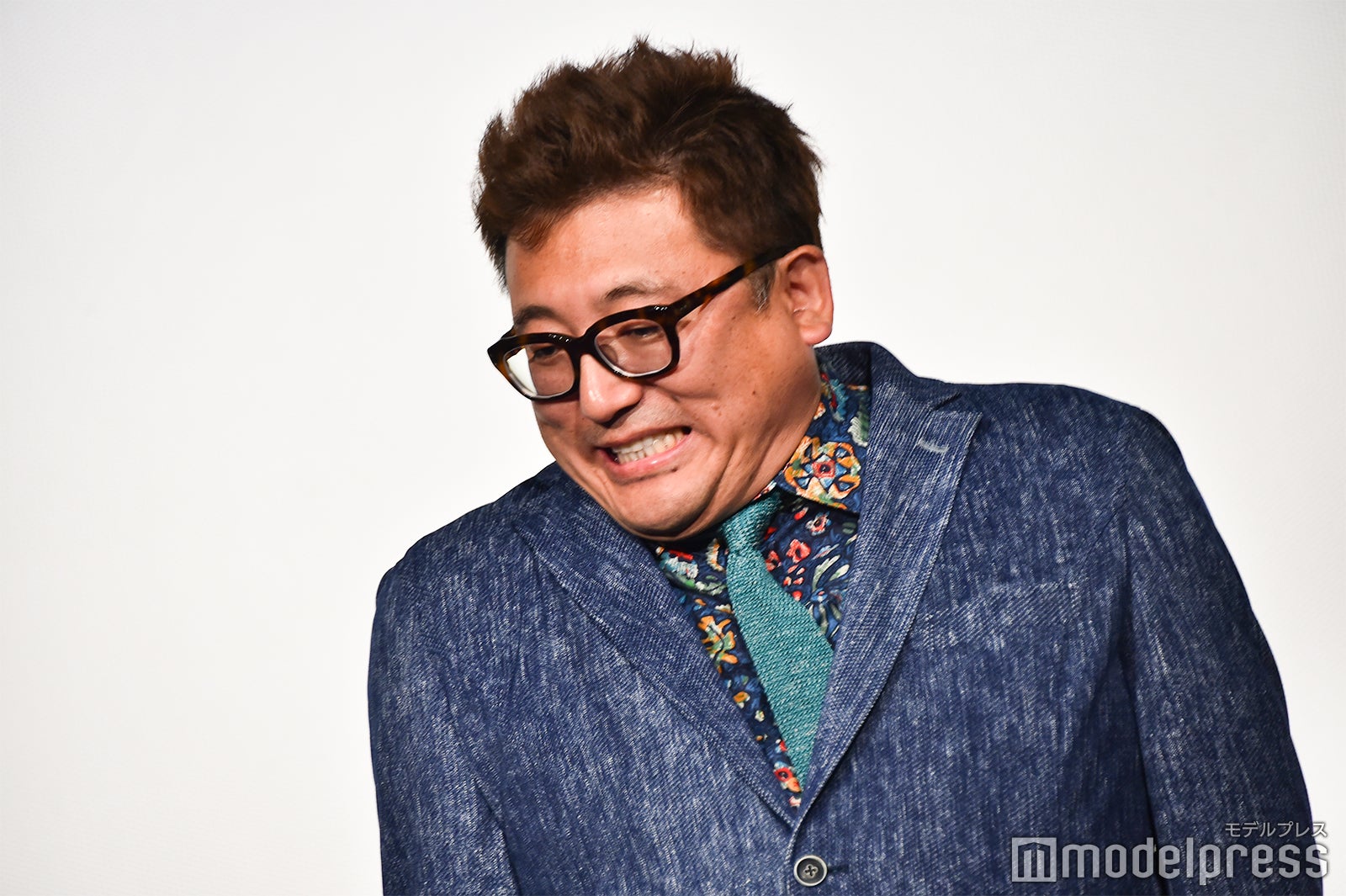 舞台挨拶で萎縮していた山田孝之を再現する福田雄一監督 （C）モデルプレス