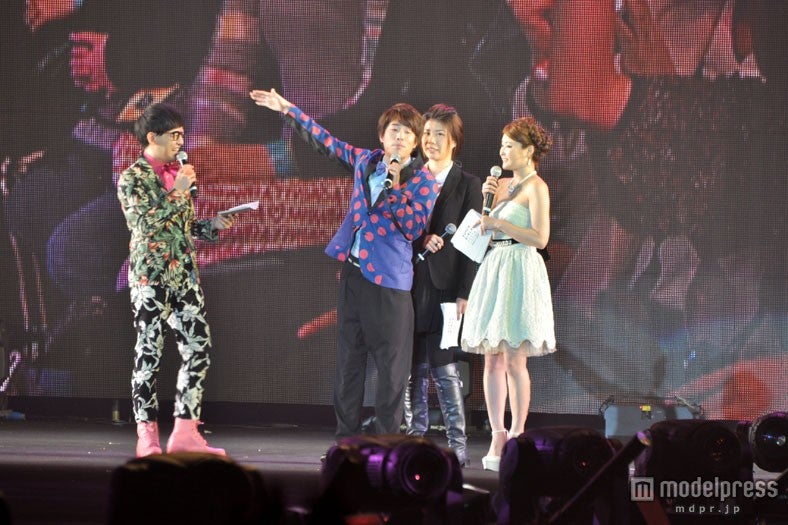 会場のファンたちとコール＆レスポンスする田村淳（ロンドンブーツ1号2号）