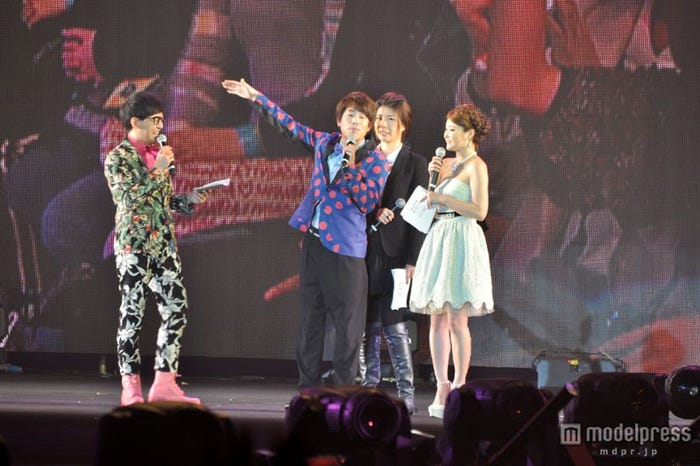 会場のファンたちとコール&レスポンスする田村淳(ロンドンブーツ1号2号)