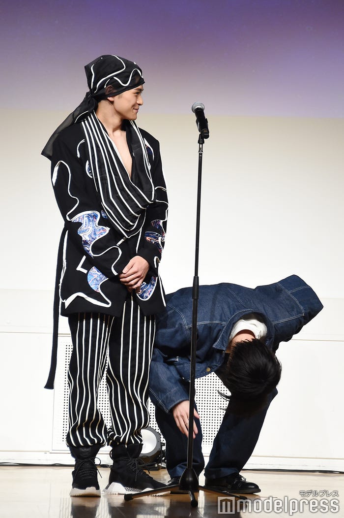 彼女役の眞栄田郷敦と照れて崩れ落ちる内藤秀一郎 (C)モデルプレス