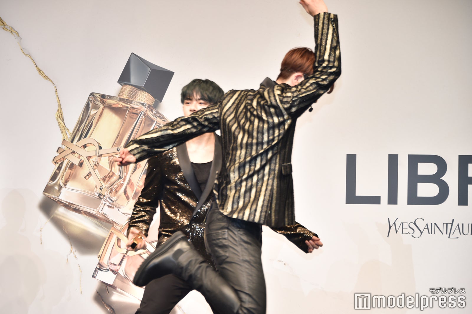 ターンしながら華麗に退場する金城碧海 （C）モデルプレス