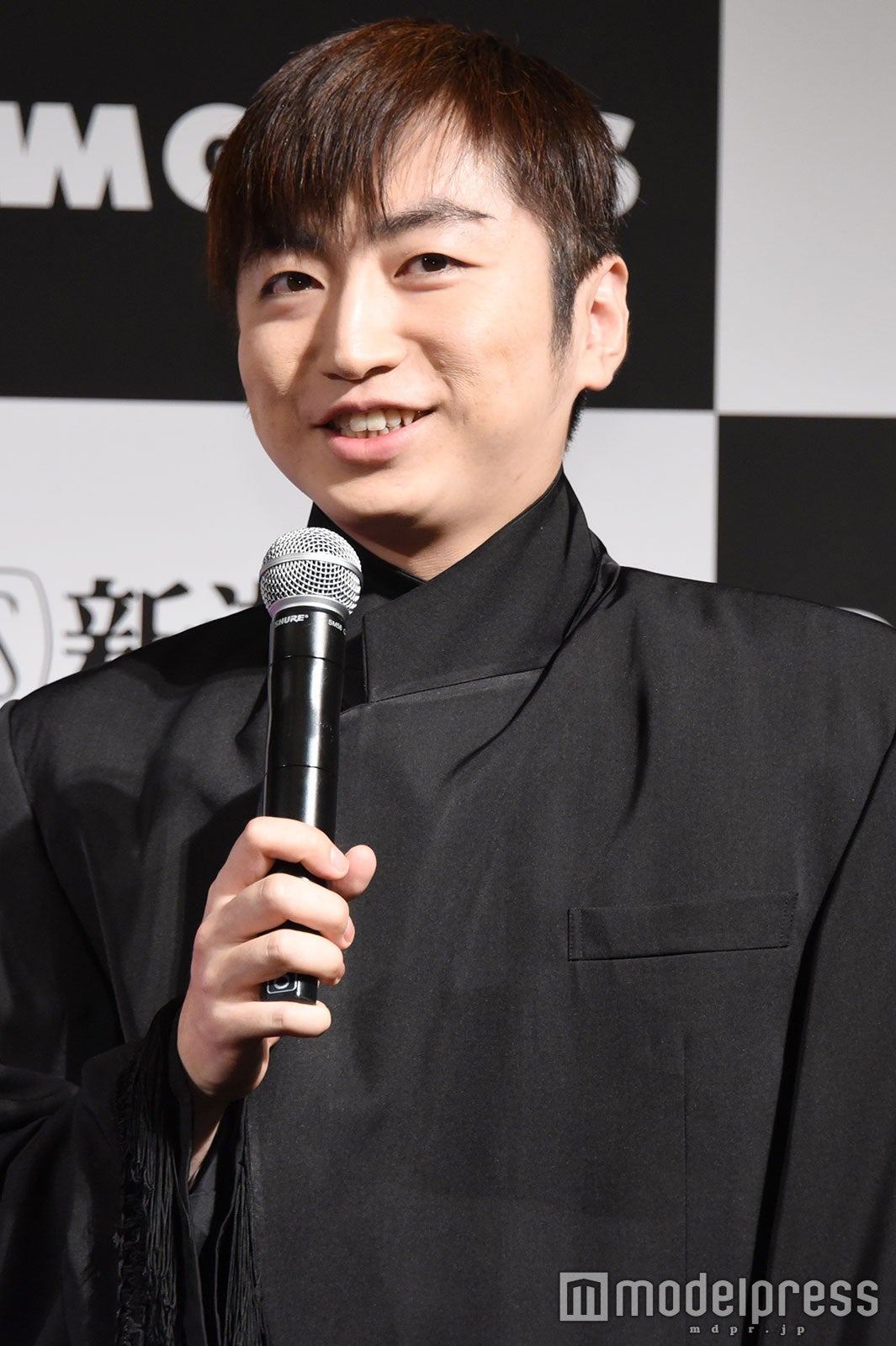 カズレーザーコスプレ姿になる前の羽田圭介氏 （C）モデルプレス