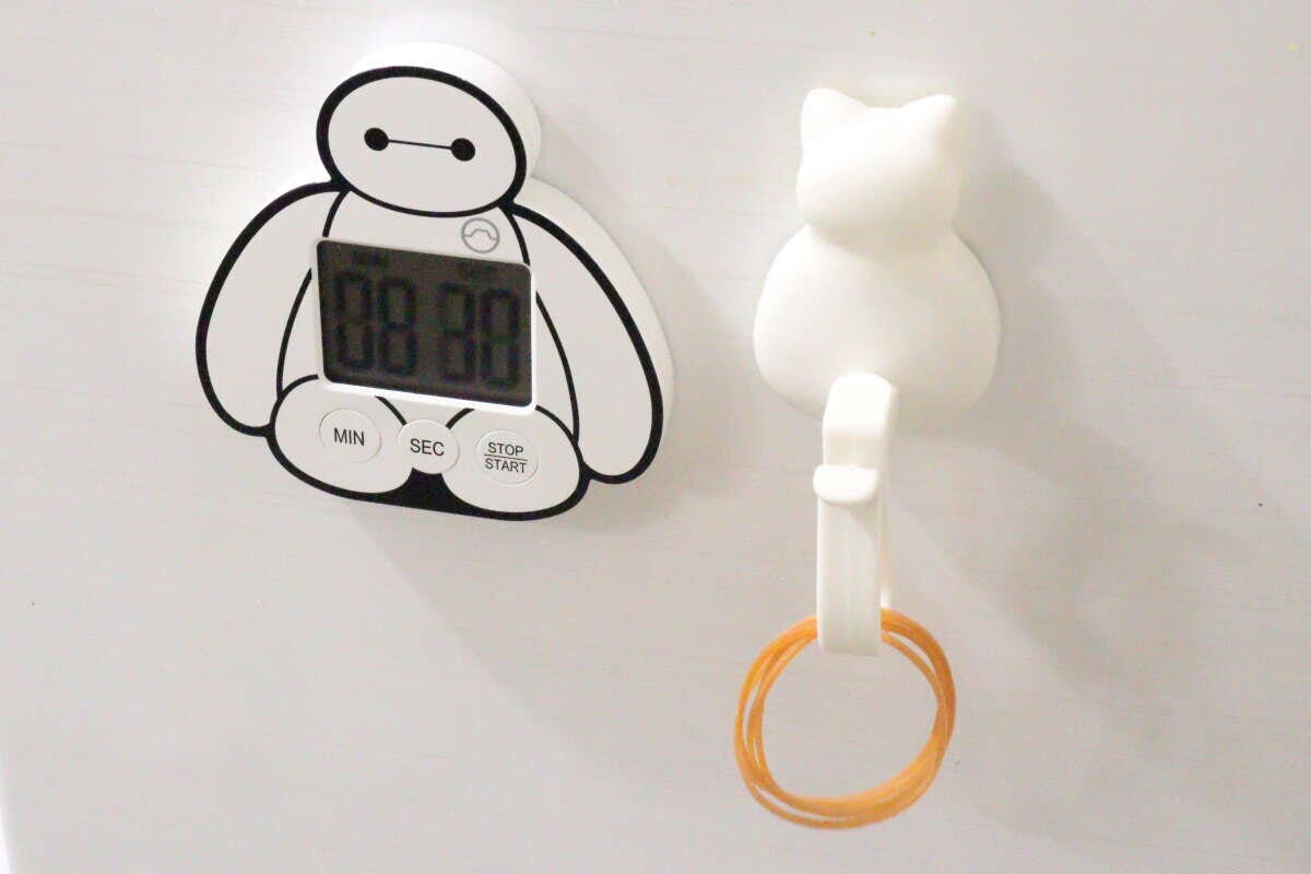 冷蔵庫に貼られたベイマックスタイマーと猫型フック 冷蔵庫に貼られたベイマックスタイマーと猫型フック