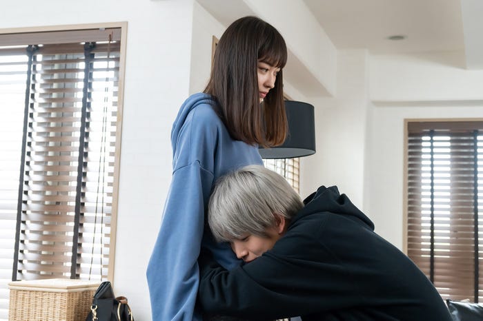 茅島みずき、綱啓永(C)「明日、私は誰かのカノジョ」製作委員会・MBS